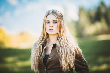 Naklejka premium Junge blonde Frau