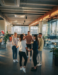 Ein Team &uuml;bt Teamfa&auml;higkeit in einem modernen hellen B&uuml;ro