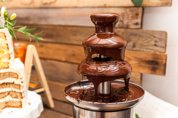 Fluid chocolate cascading for dessert