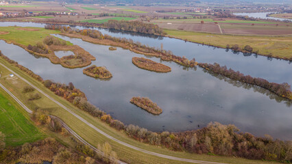 Sch&ouml;ne Landschaft mit einem ruhigen Fluss und kleinen Inseln in der Herbstsaison