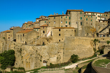 Le case di tufo del borgo di Farnese con cielo azzurro