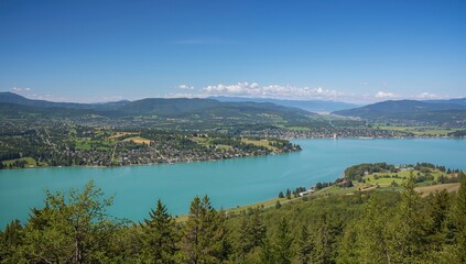 Obraz premium Scenic view of Kalamalka Lake with Coldstream in the background, highlighting seasonal change