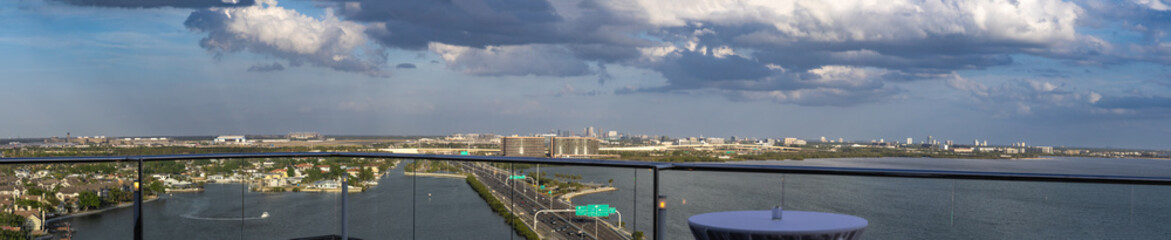 Obraz premium This panoramic cityscape captures the stunning skyline of Tampa Bay from atop a hotel