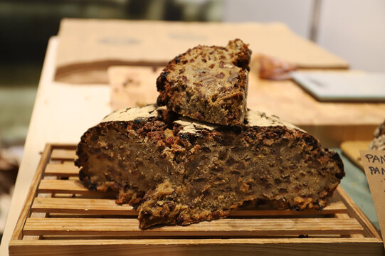 pan artesanal especial de pasas y nueces sobre una tala de madera rustica