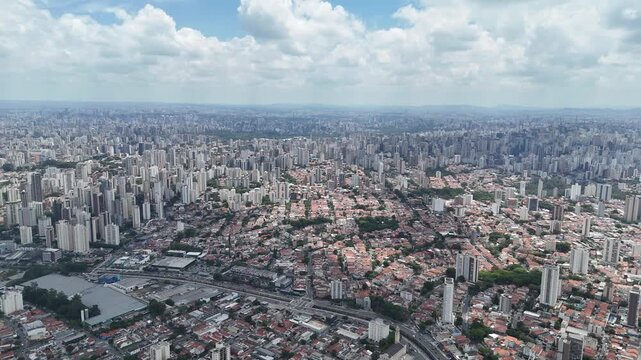 Um v&iacute;deo panor&acirc;mico de drone da cidade de S&atilde;o Paulo, SP! 