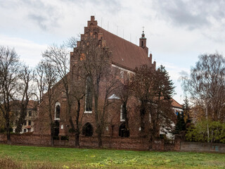 kościół jako średniowieczna budowla górująca nad miastem