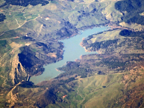 eduta aerea del Lago di Ancipa e della diga tra le colline siciliane 059