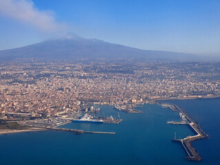 Vista Aerea della Citt&agrave; di Catania e il Porto con l'Etna Fumante 549