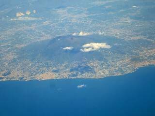 Vista aerea del Vesuvio e della costa urbanizzata del Golfo di Napoli 673