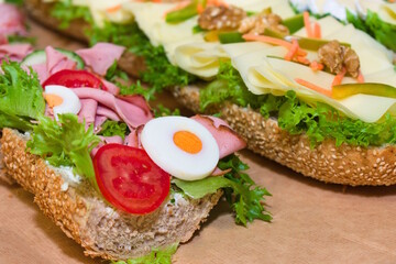 bunt belegte Vollkornbrötchen als Snack