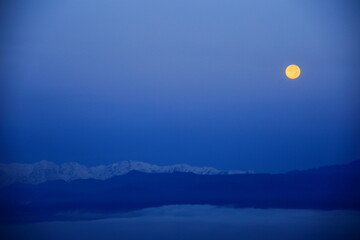 長野県北アルプスと沈む満月