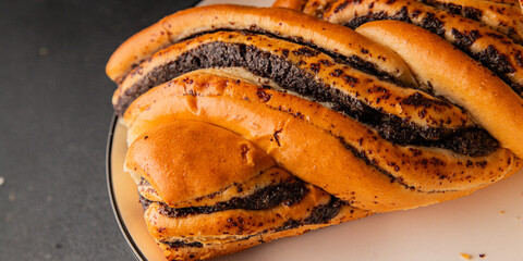 poppy seed roll braided poppy seed brioche sweet pastry dessert poppy seed roll tasty snack fresh gourmet food table setting rustic food top view copy space