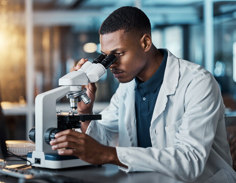 Naukowiec patrzący przez mikroskop
