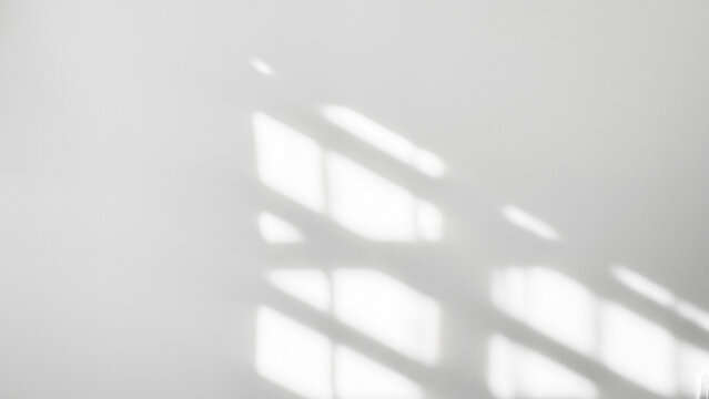 窓からの光が差し込む白い壁