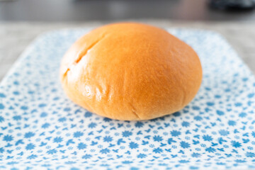 丸いふんわりクリームパンと食卓のほっこり時間