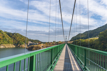 Obraz premium 日本：もみじ谷大吊橋／全長320mの歩道吊橋【塩原ダム】栃木県那須塩原市・10月