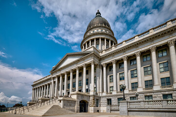 Obraz premium Salt Lake City, Utah, USA – August 27, 2025: Details of the state capitol building and surrounding grounds in Salt Lake City, Utah captured during late summer. 