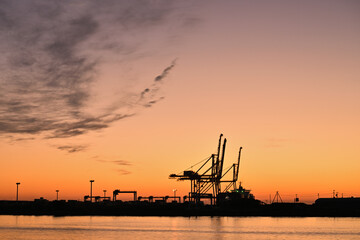 Obraz premium 朝日に照らされた港の風景