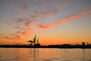 Obraz premium 朝日に照らされた港の風景