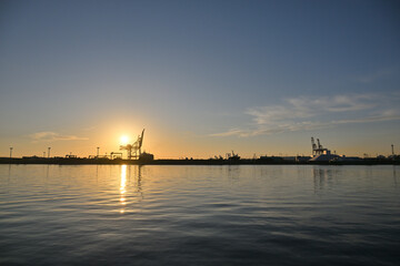 朝日に照らされた港の風景