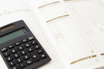 家計簿と電卓　白バック