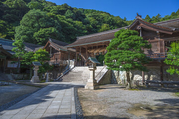 Fototapeta premium 島根 美保神社 神門と境内の風景