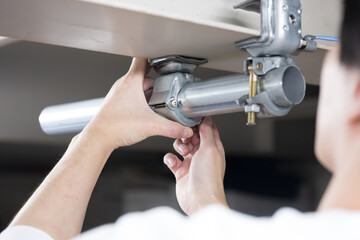 パイプを固定するクランプなどの施工作業