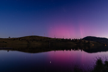 Obraz premium Aurora Australis display lights up the sky in pinks over the dam