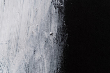 黒色の画用紙に塗られた白い絵の具