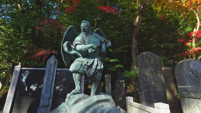 紅葉に映える高尾山薬王院の天狗像と山門