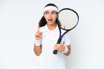Naklejka premium Young tennis player woman isolated on white background thinking an idea pointing the finger up