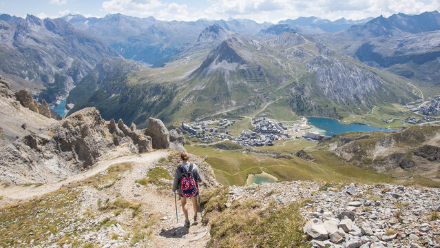 randonn&eacute;e en altitude autour de l'Aiguille perc&eacute;e au dessus de Tignes dans le massif de la Haute tarentaise dans le parc de la Vanoise dans les Alpes en France en &eacute;t&eacute; en Savoie