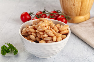 Canned white beans in the bowl