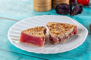 Tuna tataki with sesame seeds