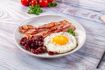English breakfast with egg, bean and bacon