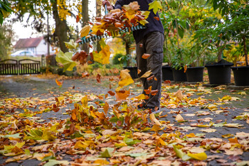 Laub zu Hause zusammenfegen. Viel Arbeit im Herbst.