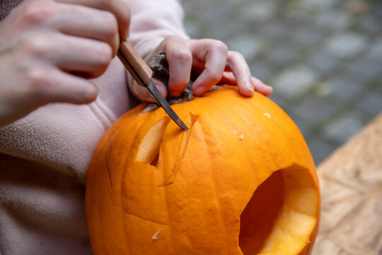 Ein Gesicht in einen K&uuml;rbis zu Halloween schnitzen