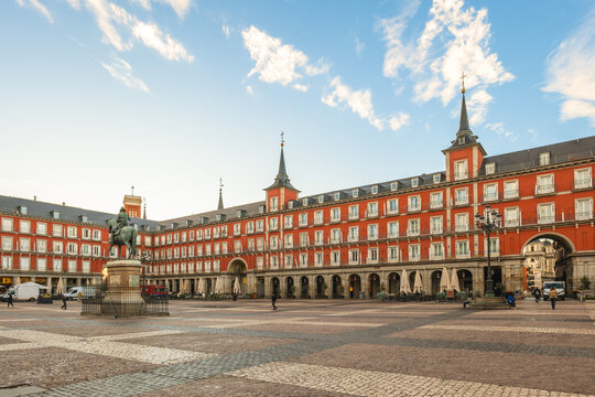 Fototapeta Scene of Mayor Plaza, main square, in Madrid, the capital of Spain