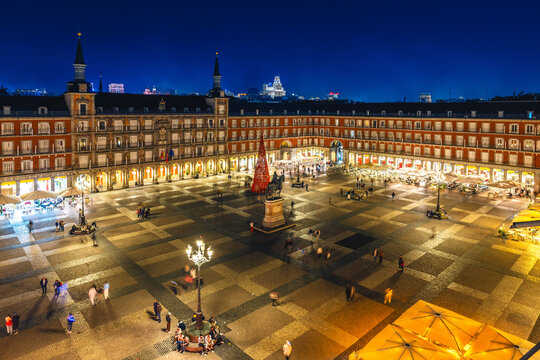 Fototapeta Mayor Plaza, main square, in Madrid, the capital of Spain at night