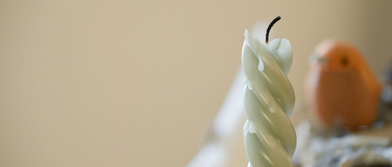 Gouttes de cire le long d'une bougie éteinte en décoration en intérieur de jour, format bannière