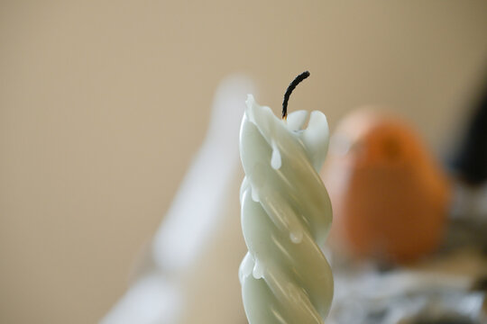 Gouttes de cire le long d'une bougie &eacute;teinte en d&eacute;coration en int&eacute;rieur de jour
