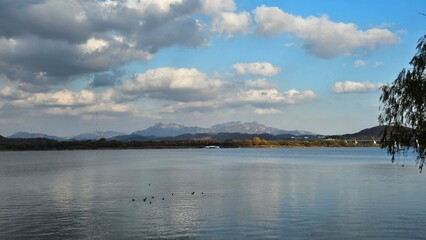 Panoramic View of Han River with Mountains and Cloudy Blue Sky (산과 구름 낀 푸른 하늘을 배경으로 한 한강의 파노라마 경관)