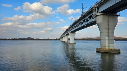 Obraz premium Seoul Hangang River Railway Bridge with Blue Sky and Clouds (푸른 하늘과 구름 아래 서울 한강의 철교)