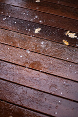 Pluie sur terrasse en bois
