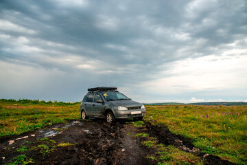 Lada Kalina - the car gets stuck in the mud