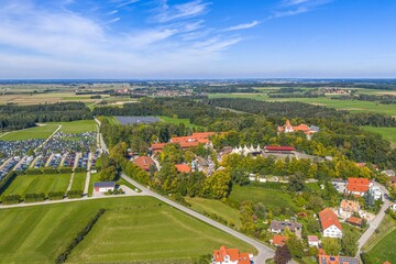 Die Ortschaft Kaltenberg, Ortsteil von Geltendorf im Kreis Landsberg am Lech von oben