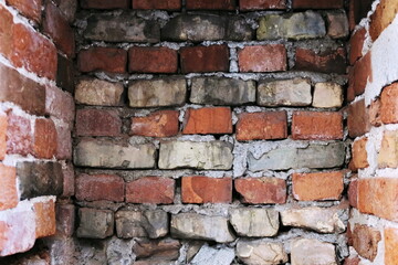 Détail de vieux mur en brique. Gros plan sur briques et mortier.