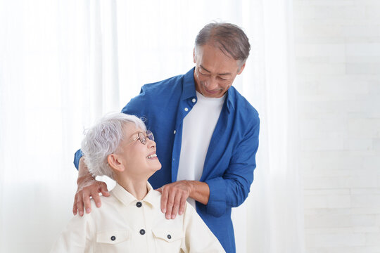 部屋にいる笑顔のシニア夫婦 - Powered by Adobe