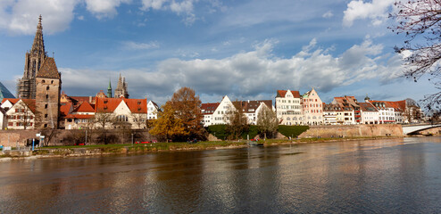 Obraz premium Panoramic cityscape of Ulm, featuring the historic Old Town with the famous Ulm Minster cathedral and the Danube River waterfront