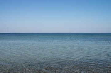 Spokojny horyzont morza bałtyckiego pod błękitnym niebem